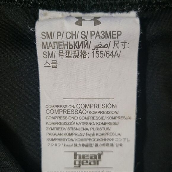 Under Armour Women's Black HeatGear® Compression Capris - Picture 2 of 12